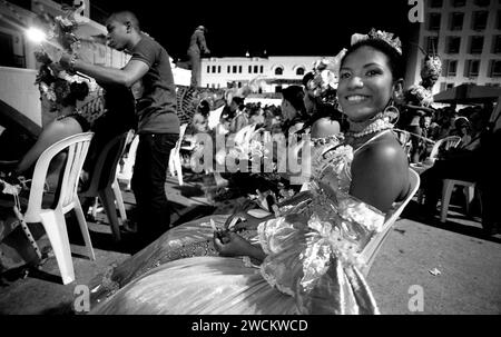 Photographies spectaculaires en noir et blanc du concours de beauté annuel de Miss Colombia à Cartagena, en Colombie, les concurrents afro-colombiens représentent les quartiers pauvres de la ville. Les filles portent des costumes faits maison élaborés et des coiffes en plumes et défilent les ruelles de Cartagena après la tombée de la nuit. Banque D'Images