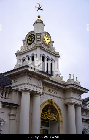 Bibliothèque Safran Walden avec tour d'horloge et girouette montrant ses détails architecturaux, y compris des horloges et un design orné. Banque D'Images