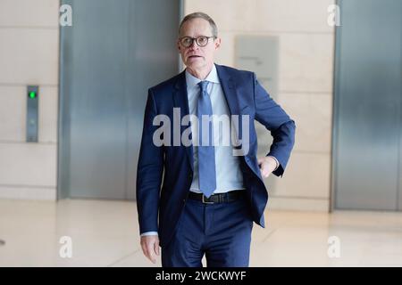 SPD-Bundestagsfraktion, Michael Müller, MDB, telefoniert Fraktionssitzung SPD-Bundestagsfraktion, Michael Müller, MDB Berlin GER *** Groupe parlementaire SPD, Michael Müller, MDB, au téléphone Réunion du groupe parlementaire SPD Groupe parlementaire, Michael Müller, MDB Berlin GER Banque D'Images