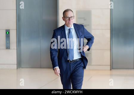 SPD-Bundestagsfraktion, Michael Müller, MDB, telefoniert Fraktionssitzung SPD-Bundestagsfraktion, Michael Müller, MDB Berlin GER *** Groupe parlementaire SPD, Michael Müller, MDB, au téléphone Réunion du groupe parlementaire SPD Groupe parlementaire, Michael Müller, MDB Berlin GER Banque D'Images