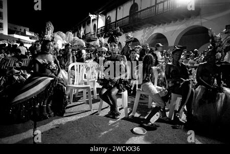 Photographies spectaculaires en noir et blanc du concours de beauté annuel de Miss Colombia à Cartagena, en Colombie, les concurrents afro-colombiens représentent les quartiers pauvres de la ville. Les filles portent des costumes faits maison élaborés et des coiffes en plumes et défilent les ruelles de Cartagena après la tombée de la nuit. Banque D'Images