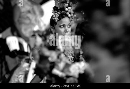 Photographies spectaculaires en noir et blanc du concours de beauté annuel de Miss Colombia à Cartagena, en Colombie, les concurrents afro-colombiens représentent les quartiers pauvres de la ville. Les filles portent des costumes faits maison élaborés et des coiffes en plumes et défilent les ruelles de Cartagena après la tombée de la nuit. Banque D'Images