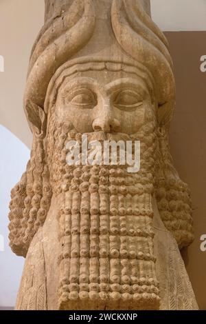 Détail de la tête du lamassu assyrien (taureau ailé à tête humaine), palais de dur-Sharrukin, Khorsabad, Irak, maintenant dans le musée de l'Irak, Bagdad, Irak Banque D'Images