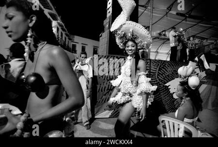 Photographies spectaculaires en noir et blanc du concours de beauté annuel de Miss Colombia à Cartagena, en Colombie, les concurrents afro-colombiens représentent les quartiers pauvres de la ville. Les filles portent des costumes faits maison élaborés et des coiffes en plumes et défilent les ruelles de Cartagena après la tombée de la nuit. Banque D'Images