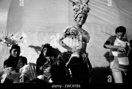 Photographies spectaculaires en noir et blanc du concours de beauté annuel de Miss Colombia à Cartagena, en Colombie, les concurrents afro-colombiens représentent les quartiers pauvres de la ville. Les filles portent des costumes faits maison élaborés et des coiffes en plumes et défilent les ruelles de Cartagena après la tombée de la nuit. Banque D'Images