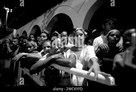 Photographies spectaculaires en noir et blanc du concours de beauté annuel de Miss Colombia à Cartagena, en Colombie, les concurrents afro-colombiens représentent les quartiers pauvres de la ville. Les filles portent des costumes faits maison élaborés et des coiffes en plumes et défilent les ruelles de Cartagena après la tombée de la nuit. Banque D'Images