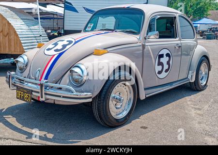 Star de cinéma emblématique de la fin des années 1960 Herbie l'insecte d'amour celui-ci est un coléoptère Volkswagen restauré ressemble à un gros plan d'exposition automobile devant le côté vi Banque D'Images