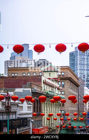 Lanternes chinoises rouges suspendues au-dessus d'une rue de Chinatown, San Francisco, Californie Banque D'Images