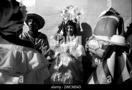 Photographies spectaculaires en noir et blanc du concours de beauté annuel de Miss Colombia à Cartagena, en Colombie, les concurrents afro-colombiens représentent les quartiers pauvres de la ville. Les filles portent des costumes faits maison élaborés et des coiffes en plumes et défilent les ruelles de Cartagena après la tombée de la nuit. Banque D'Images