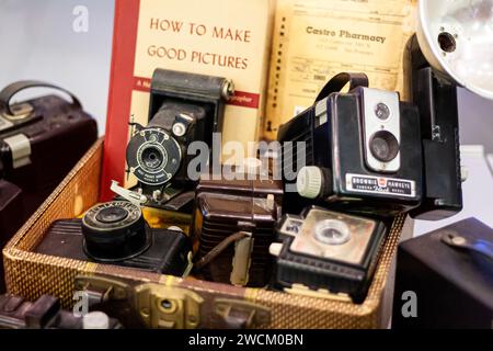 Une collection d'appareils photo rétro vintage des années 1940, 1950 et 1960 Banque D'Images