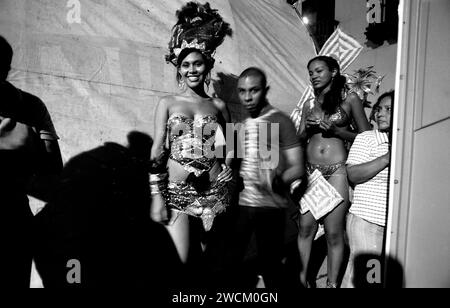 Photographies spectaculaires en noir et blanc du concours de beauté annuel de Miss Colombia à Cartagena, en Colombie, les concurrents afro-colombiens représentent les quartiers pauvres de la ville. Les filles portent des costumes faits maison élaborés et des coiffes en plumes et défilent les ruelles de Cartagena après la tombée de la nuit. Banque D'Images