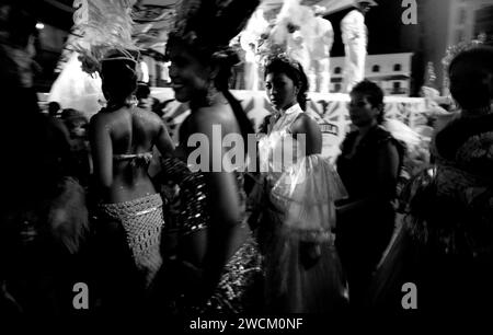 Photographies spectaculaires en noir et blanc du concours de beauté annuel de Miss Colombia à Cartagena, en Colombie, les concurrents afro-colombiens représentent les quartiers pauvres de la ville. Les filles portent des costumes faits maison élaborés et des coiffes en plumes et défilent les ruelles de Cartagena après la tombée de la nuit. Banque D'Images