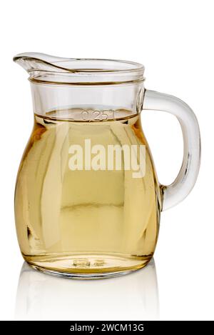 Vin blanc en carafe en verre de 0,25 litres avec signe indiquant la quantité - carafe de vin blanc isolé sur blanc avec chemin de coupe inclus Banque D'Images