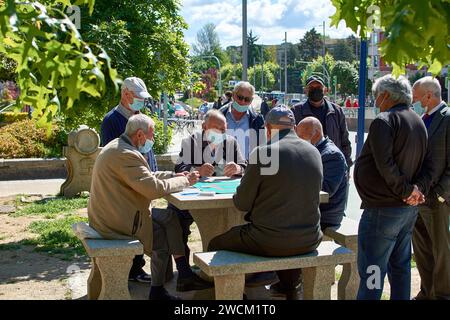 Chaque jour, un groupe de retraités joue à un jeu de cartes dans les Traviesas de Vigo. Banque D'Images