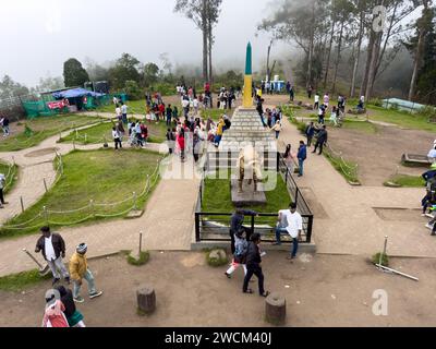 Kodaikanal, Tamil Nadu. Inde - 16 décembre 2023 : les touristes en grand nombre profitent du Moir point qui est l'un des points de vue les plus importants présents Banque D'Images