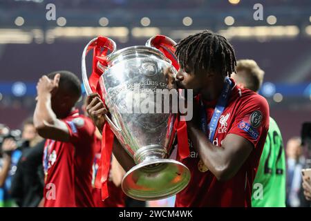 Madrid, Espagne. 01 juin 2019. Divock Origi de Liverpool avec le trophée lors de la finale de l'UEFA Champions League entre Tottenham et Liverpool à Wanda Metropolitano. Score final ; Tottenham 0:2 Liverpool. (Photo Grzegorz Wajda/SOPA Images/Sipa USA) crédit : SIPA USA/Alamy Live News Banque D'Images