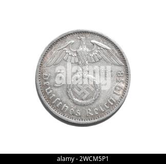 5 Reichsmark 1938 A - Paul von Hindenburg 1847 - 1934 pièce allemande Aigle avec svastika à l'intérieur de la couronne. Deutsches Reich dos side isolé sur WHI Banque D'Images