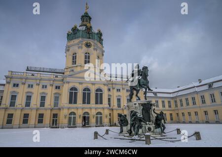 Winter, Schlosshof, Reiterdenkmal Friedrich Wilhelm der Große Kurfürst, Charlottenburger Schloss, Charlottenburg, Berlin, Deutschland Banque D'Images