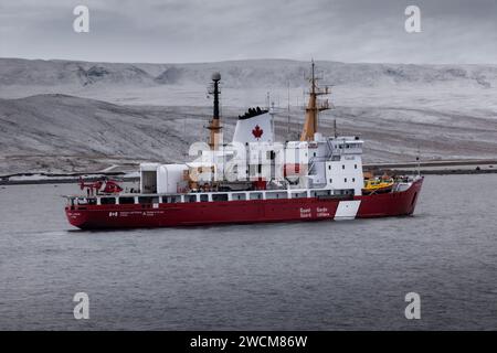 Brise-glace canadien Henry Larsen à Pond Inlet dans le passage du Nord-Ouest Banque D'Images