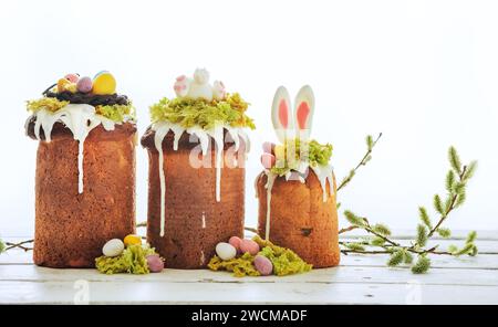 Paska - pain sucré de la veille de Pâques avec glaçage décoré avec des 'sobas' de vie avec du saule. Dessert populaire pendant les Pâques orthodoxes de l'est. Ancien Banque D'Images