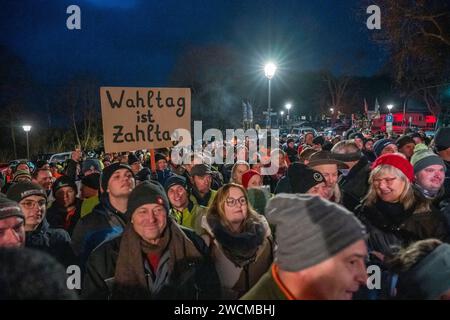 Bad Staffelstein, Allemagne. 16 janvier 2024. Les agriculteurs en démonstration prennent part à une manifestation organisée par l'Association des agriculteurs bavarois au début de la session d'hiver du groupe parlementaire CSU. Crédit : Daniel Vogl/dpa/Alamy Live News Banque D'Images