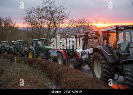 Bad Staffelstein, Allemagne. 16 janvier 2024. Plusieurs tracteurs sont stationnés devant le monastère de Banz. L'Association des agriculteurs bavarois organise une manifestation des agriculteurs au début de la conférence d'hiver du groupe parlementaire CSU. Crédit : Daniel Vogl/dpa/Alamy Live News Banque D'Images