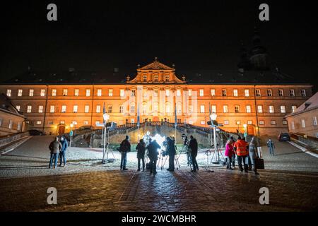 Bad Staffelstein, Allemagne. 16 janvier 2024. Des journalistes attendent devant le monastère illuminé de Banz. L'Association des agriculteurs bavarois organise une manifestation des agriculteurs au début de la conférence d'hiver du groupe parlementaire CSU. Crédit : Daniel Vogl/dpa/Alamy Live News Banque D'Images