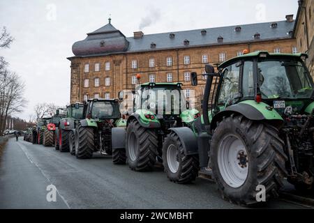 Bad Staffelstein, Allemagne. 16 janvier 2024. Plusieurs tracteurs sont garés sur la route devant le monastère de Banz. L'Association des agriculteurs bavarois organise une manifestation des agriculteurs au début de la conférence d'hiver du groupe parlementaire CSU. Crédit : Daniel Vogl/dpa/Alamy Live News Banque D'Images