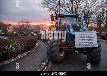 Bad Staffelstein, Allemagne. 16 janvier 2024. Plusieurs tracteurs sont garés sur la route devant le monastère de Banz. L'Association des agriculteurs bavarois organise une manifestation des agriculteurs au début de la conférence d'hiver du groupe parlementaire CSU. Crédit : Daniel Vogl/dpa/Alamy Live News Banque D'Images