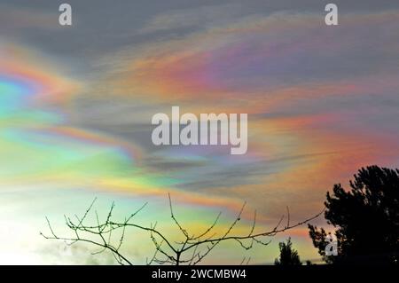 Rares nuages nacrés dans le ciel au-dessus du Royaume-Uni, formés par de minuscules cristaux de glace de 30 à 100 000 pieds de haut réfractant la lumière du soleil Banque D'Images