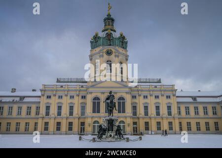 Winter, Schlosshof, Reiterdenkmal Friedrich Wilhelm der Große Kurfürst, Charlottenburger Schloss, Charlottenburg, Berlin, Deutschland Winter, Schlosshof, Reiterdenkmal Friedrich Wilhelm der Große Kurfürst, Charlottenburger Schloss, Charlottenburg, Berlin, Deutschland *** hiver, Cour du Palais, Monument équestre à Frédéric-Guillaume le Grand électeur, Château de Charlottenburg, Charlottenburg, Berlin, Allemagne hiver, Cour du Palais, Monument équestre à Frédéric-Guillaume le Grand électeur, Château de Charlottenburg, Charlottenburg, Berlin, Allemagne Banque D'Images