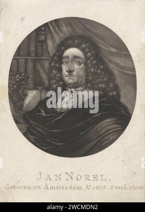 Portrait du poète Jan Norel, Pieter Schenk (I), 1700 - 1713 estampe le poète Jan Norel avec une perruque longue boucle. À côté de lui un buste et une bibliothèque en arrière-plan. Portrait papier Amsterdam d'un écrivain. perruque. livre Banque D'Images