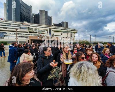 Napoli, Italie. 16 janvier 2024. Protestation des employés administratifs de la Cour de Naples qui se sont rassemblés devant le bâtiment aujourd'hui, organisant un pique-nique l'affaire tourne autour de la réorganisation de la pause déjeuner et l'absence d'une cantine capable d'accueillir des centaines d'employés en même temps, étant donné que pas moins de 942 employés travaillent actuellement à la Cour de Naples. Ils seraient obligés de manger leurs repas en 30 minutes entre 1 h et 3 h tous les jours ouvrables sans espace suffisant. Crédit : Live Media Publishing Group/Alamy Live News Banque D'Images