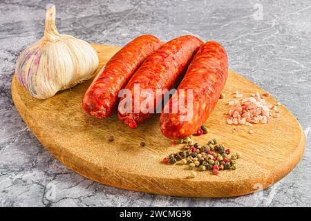 Saucisses préparées sur une planche à découper pour la cuisson sur cuisinière Banque D'Images