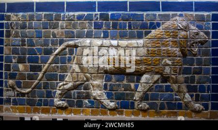 Détail du lion sur la porte Ishtar, musée de l'Irak, Bagdad, Irak Banque D'Images