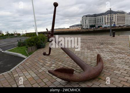 Deauville la station balnéaire française de luxe est située en Normandie dans le département du calvados. En hiver son port et sa plage sont paisibles Banque D'Images