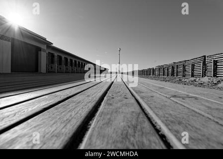 Deauville la station balnéaire française de luxe est située en Normandie dans le département du calvados. En hiver son port et sa plage sont paisibles Banque D'Images