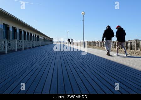 Deauville la station balnéaire française de luxe est située en Normandie dans le département du calvados. En hiver son port et sa plage sont paisibles Banque D'Images