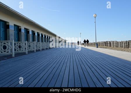 Deauville la station balnéaire française de luxe est située en Normandie dans le département du calvados. En hiver son port et sa plage sont paisibles Banque D'Images