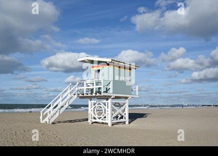 Deauville la station balnéaire française de luxe est située en Normandie dans le département du calvados. En hiver son port et sa plage sont paisibles Banque D'Images