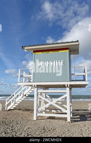 Deauville la station balnéaire française de luxe est située en Normandie dans le département du calvados. En hiver son port et sa plage sont paisibles Banque D'Images