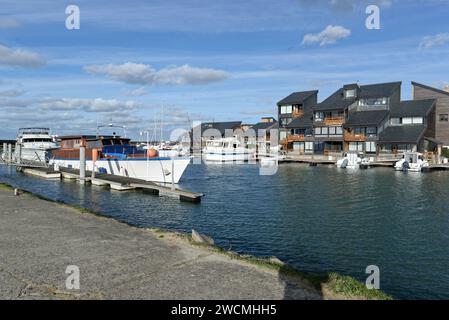 Deauville la station balnéaire française de luxe est située en Normandie dans le département du calvados. En hiver son port et sa plage sont paisibles Banque D'Images