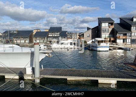 Deauville la station balnéaire française de luxe est située en Normandie dans le département du calvados. En hiver son port et sa plage sont paisibles Banque D'Images