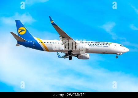Boryspil, Ukraine - 10 février 2020 : l'avion Boeing 737-800 de Ukraine International (UR-PSW) Airlines atterrit à l'aéroport international de Boryspil Banque D'Images