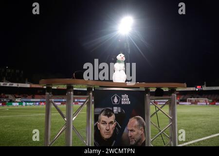 Rotterdam, pays-Bas. 16 janvier 2024. ROTTERDAM, PAYS-BAS - 16 JANVIER : un petit bonhomme de neige est capturé sur le bureau de l'ESPN lors du match de la Toto KNVB Cup entre l'Excelsior Rotterdam et le FC Groningen au Van Donge & de Roo Stadion le 16 janvier 2024 à Rotterdam, pays-Bas. (Photo Broer van den Boom/Orange Pictures) crédit : dpa/Alamy Live News Banque D'Images