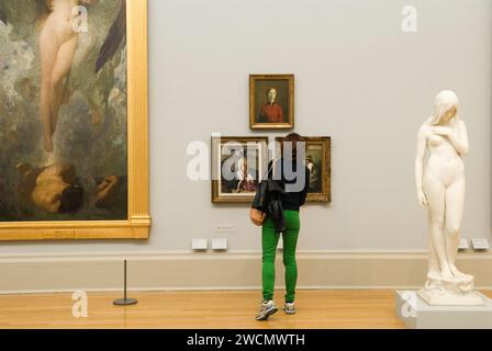 Galerie d'art Tate Britain la collection permanente. Une femme regardant le miroir de William Orpen. Top Gwen John Self Portrait, Londres, Angleterre, 25 mai 2013. ROYAUME-UNI HOMER SYKES Banque D'Images