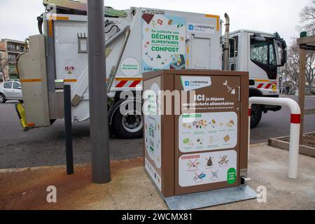 Marseille, France. 16 janvier 2024. © PHOTOPQR/LA PROVENCE/SPEICH Frederic ; Marseille ; 16/01/2024 ; Présentation du nouveau système de bacs de collecte des dechets alimentaires mis en place par la Métropole Aix-Marseille-Provence Marseille, France, 16 janvier 2024 la France doit composter crédit : MAXPPP/Alamy Live News Banque D'Images