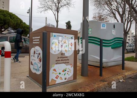 Marseille, France. 16 janvier 2024. © PHOTOPQR/LA PROVENCE/SPEICH Frederic ; Marseille ; 16/01/2024 ; Présentation du nouveau système de bacs de collecte des dechets alimentaires mis en place par la Métropole Aix-Marseille-Provence Marseille, France, 16 janvier 2024 la France doit composter crédit : MAXPPP/Alamy Live News Banque D'Images