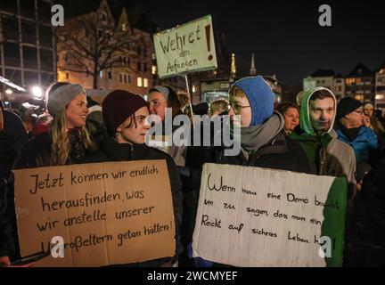 Cologne, Allemagne. 16 janvier 2024. Les manifestants se tiennent sur le Heumarkt. De nombreuses personnes se sont rassemblées pour une manifestation de l'"Alliance contre le racisme" à Cologne. Crédit : Oliver Berg/dpa/Alamy Live News Banque D'Images