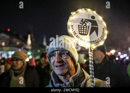 Cologne, Allemagne. 16 janvier 2024. Les manifestants se tiennent sur le Heumarkt. De nombreuses personnes se sont rassemblées pour une manifestation de l'"Alliance contre le racisme" à Cologne. Crédit : Oliver Berg/dpa/Alamy Live News Banque D'Images